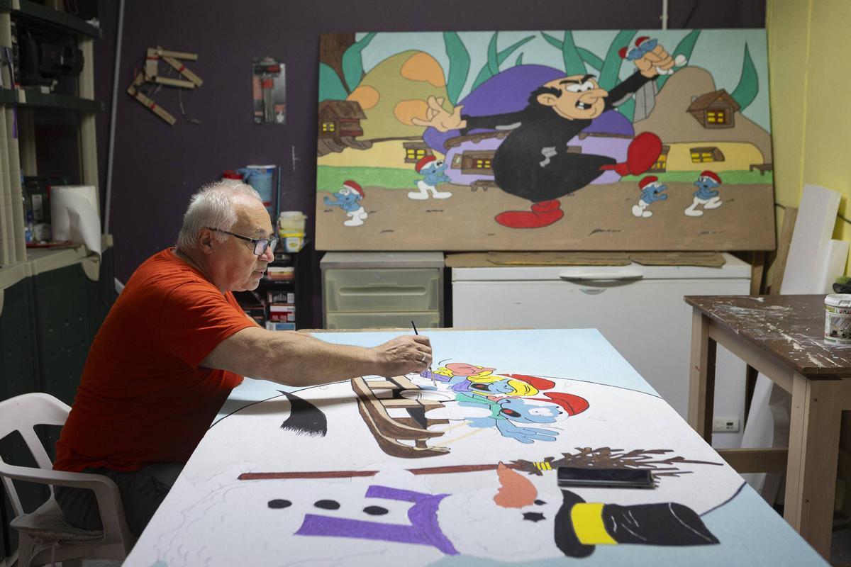 Simón, policía local jubilado y amante de las manualidades, en su taller.