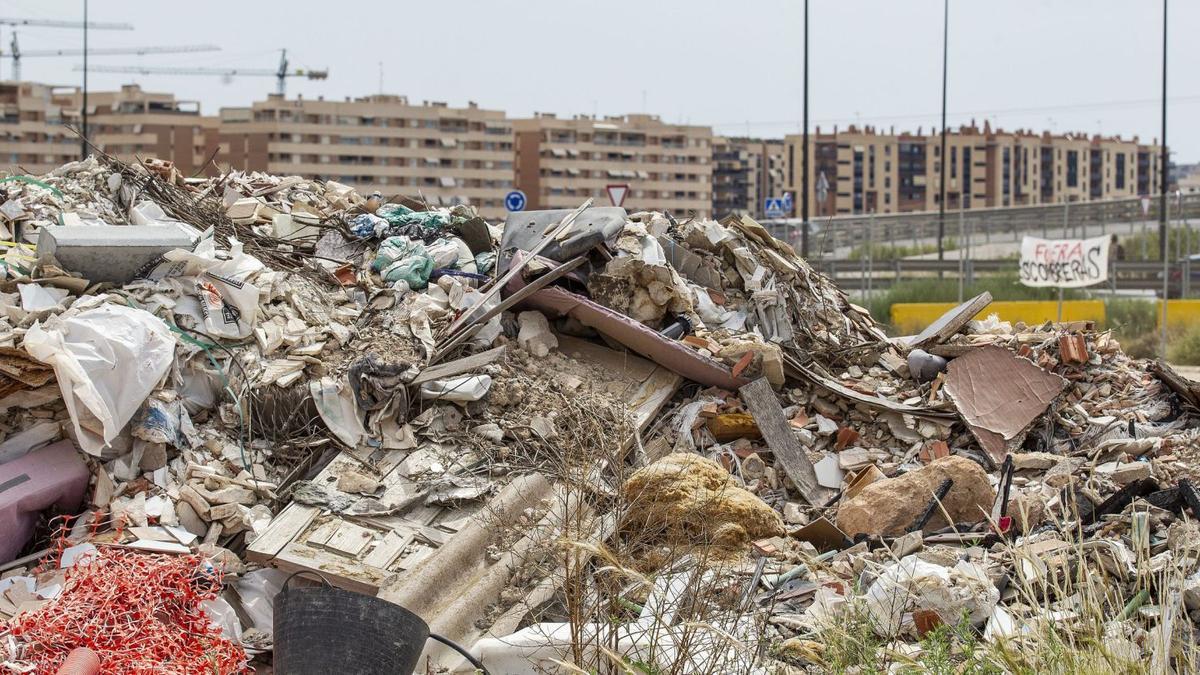 Alicante retira 3.700 toneladas de escombro al año de vertidos ilegales y limpieza de solares 