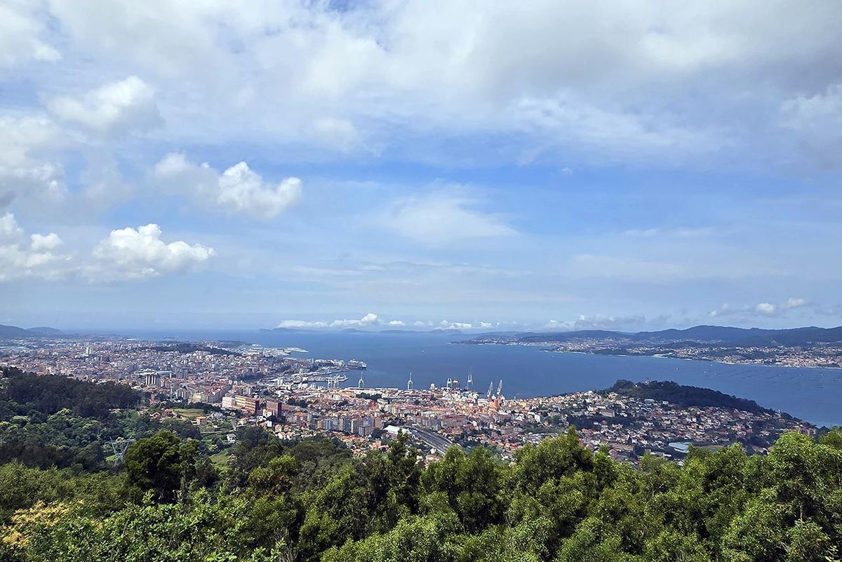 Vistas de la ciudad, la ría de Vigo y Morrazo desde A Madroa