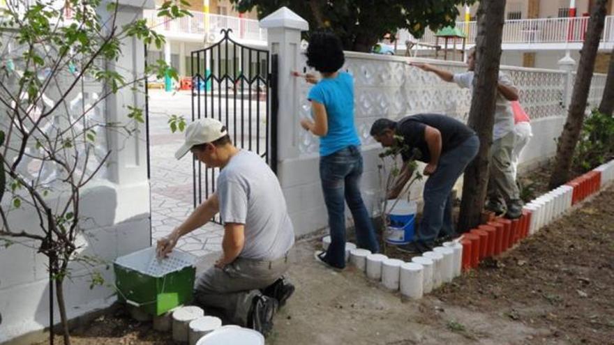 El pintado del muro exterior ha sido uno de los trabajos realizados.