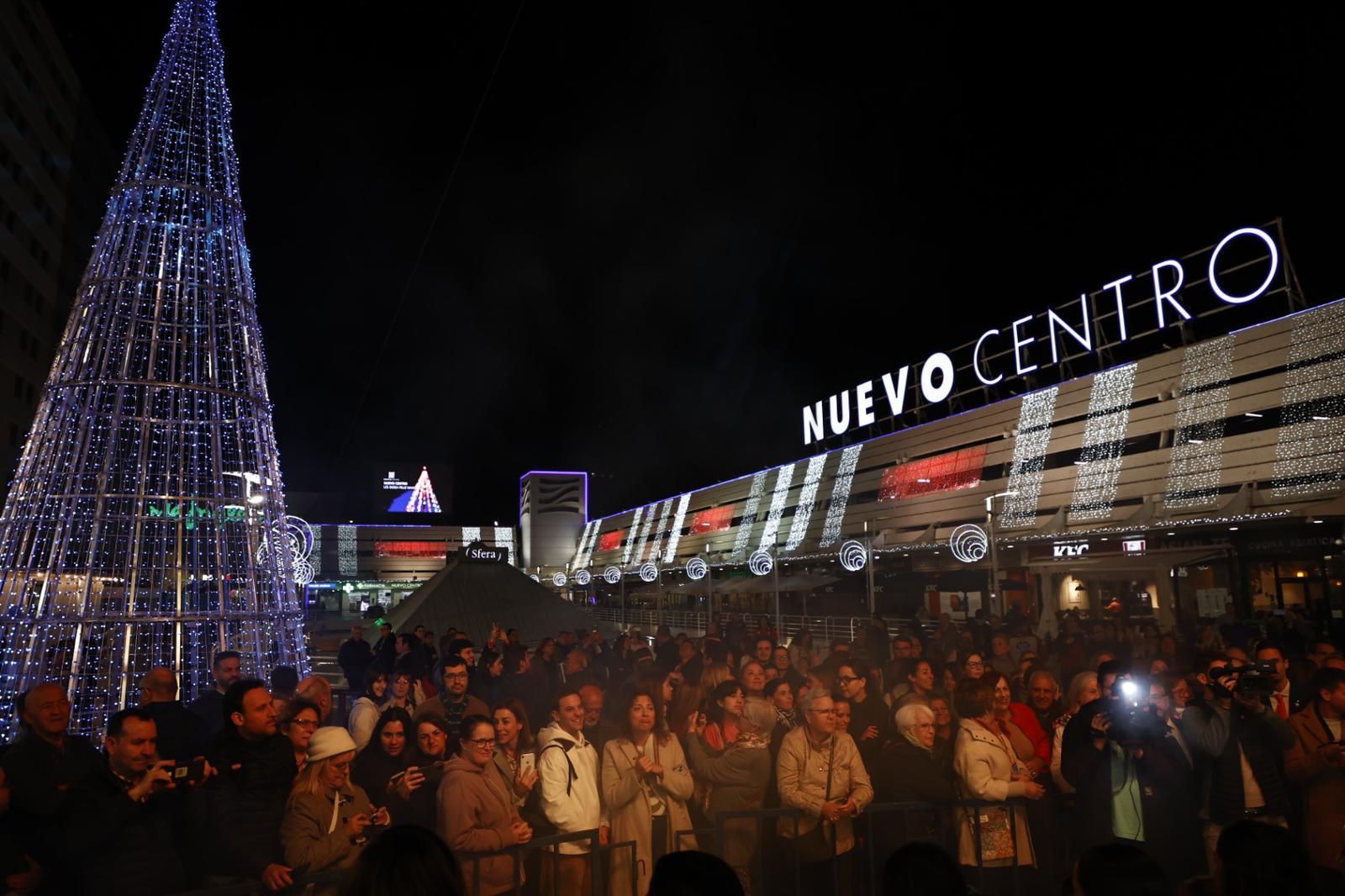 Nuevo Centro inaugura las luces de Navidad en clave fallera