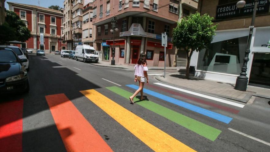 Imagen de uno de los pasos de peatones pintados de colores.