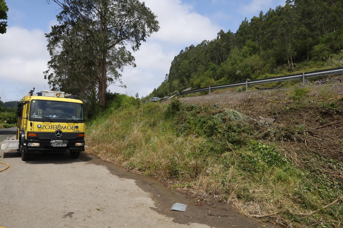 EN IMÁGENES: El espectacular accidente de un camión cisterna con gas en la Autovía del Cantábrico, a la altura de Colunga