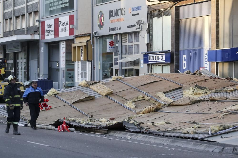 El viento derriba la cubierta de una nave en Avilés que aplasta media docena de coches