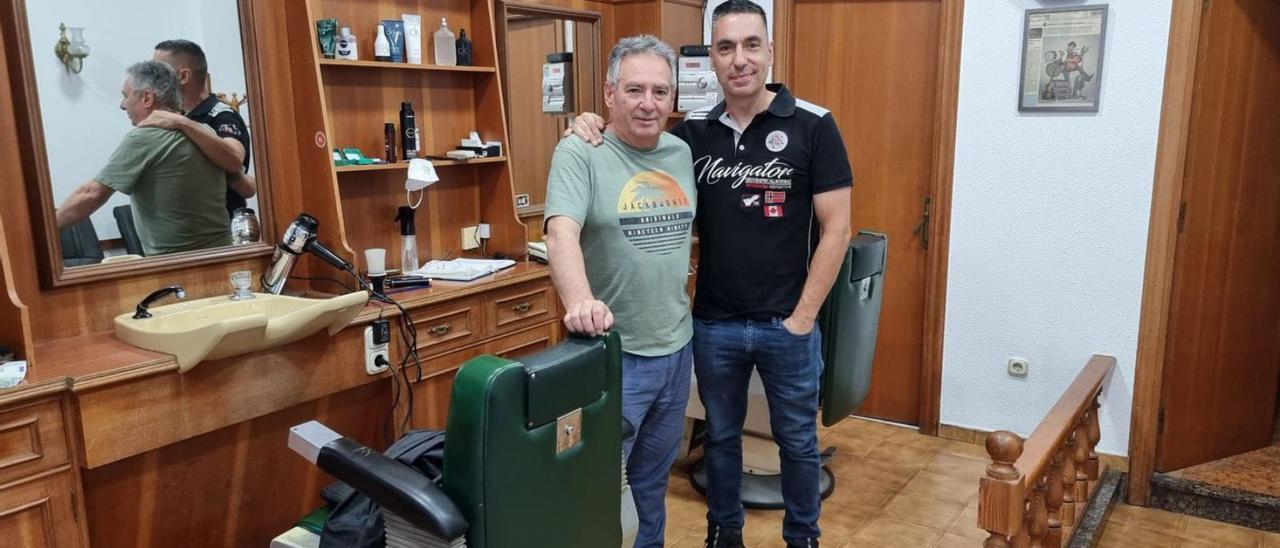 El peluquero Luis Cuervo en su negocio, en días pasados, con el penúltimo cliente, Jorge Coronado. | L. C.