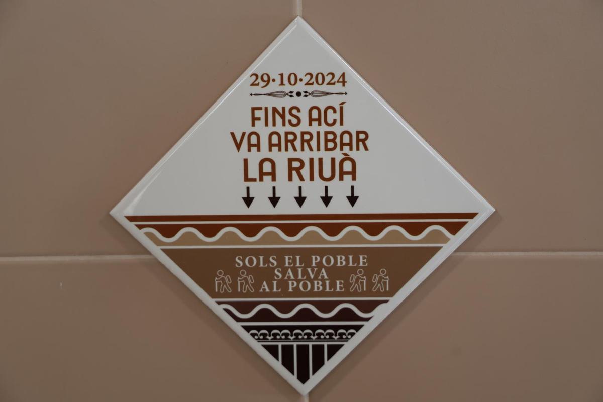 Placa que señala hasta donde llegaron las inundaciones en el Ceip Vil·la Romana.