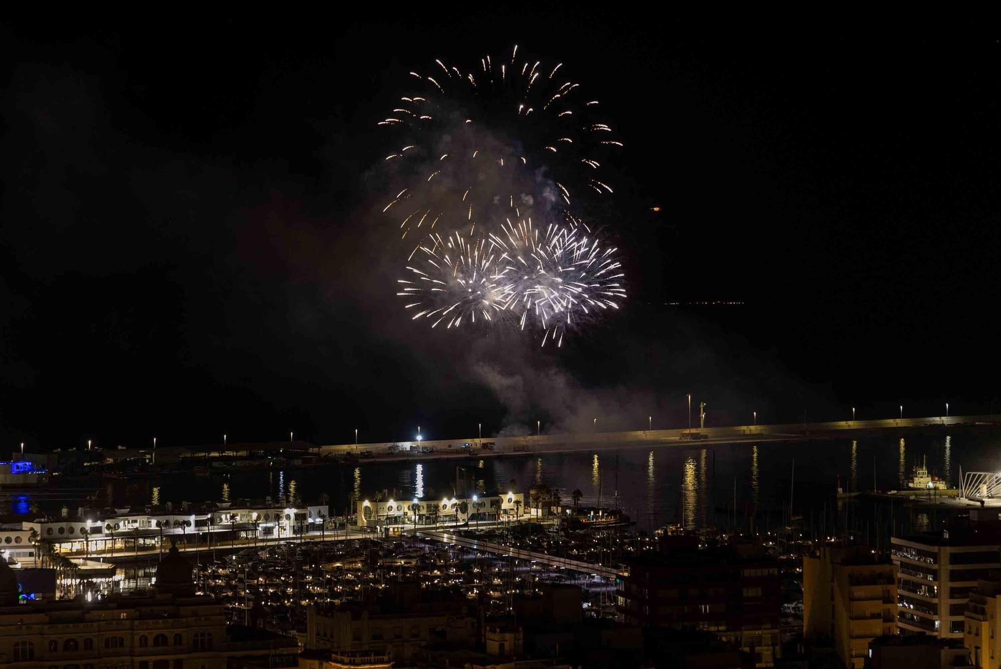 El castillo de fuegos del 9 d'octubre ilumina Alicante