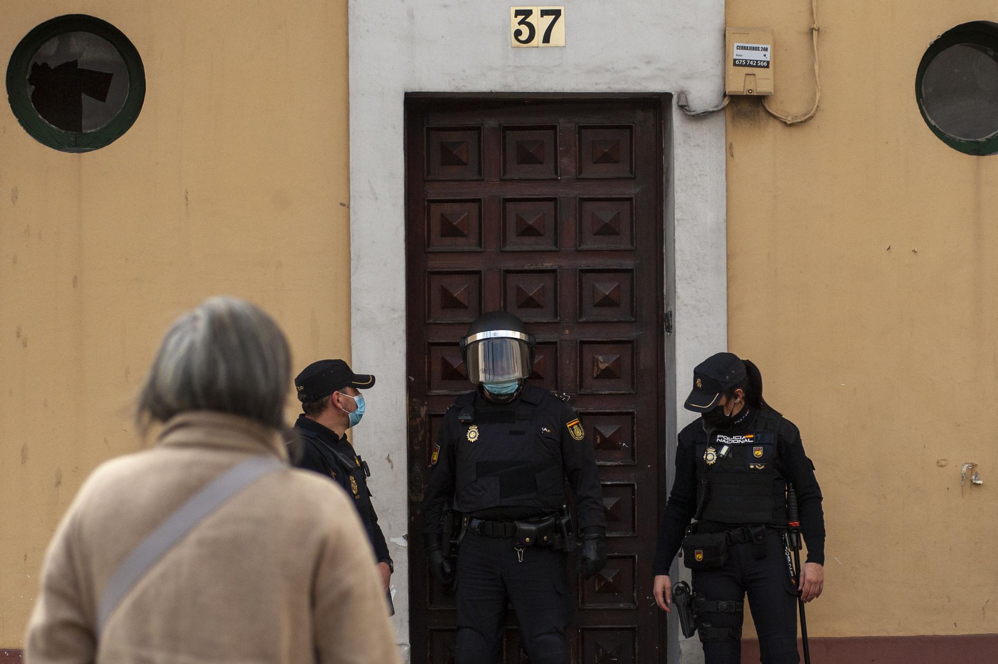 Desalojo de la casa donde un ocupa dio un machetazo en la cabeza a otro