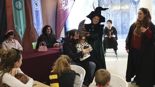 Álex Sastre, al centre, a una de les activitats de la Cova dels Dracs. | Juan A. Riera