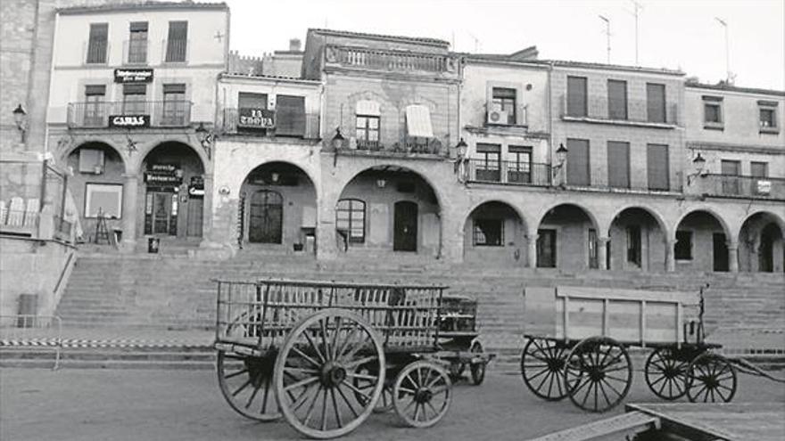 &#039;Juego de tronos&#039; deja ver parte de los decorados en la plaza Mayor de Trujillo