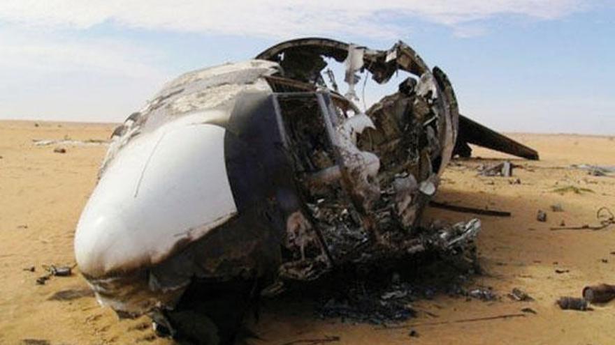 El Boeing 727 quemado en el Sahel.  // AFP