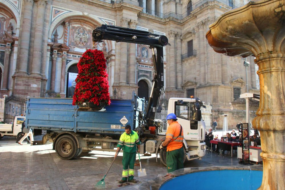 El Ayuntamiento de Málaga adopta medidas de seguridad tras el atentado de un camión en un mercadillo navideño en Berlín el pasado lunes.