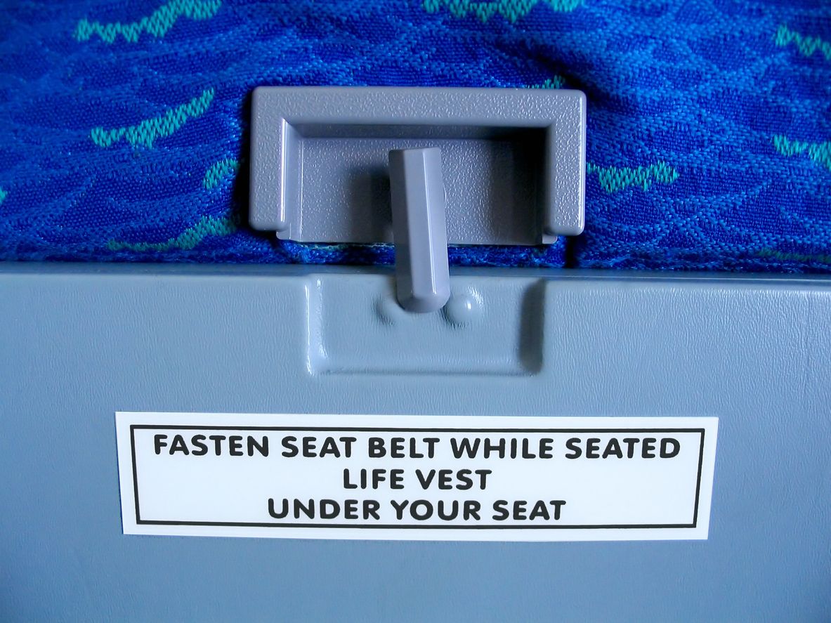 Coloca una bolsa de plástico pillada en la bandeja para que haga de soporte para el móvil.