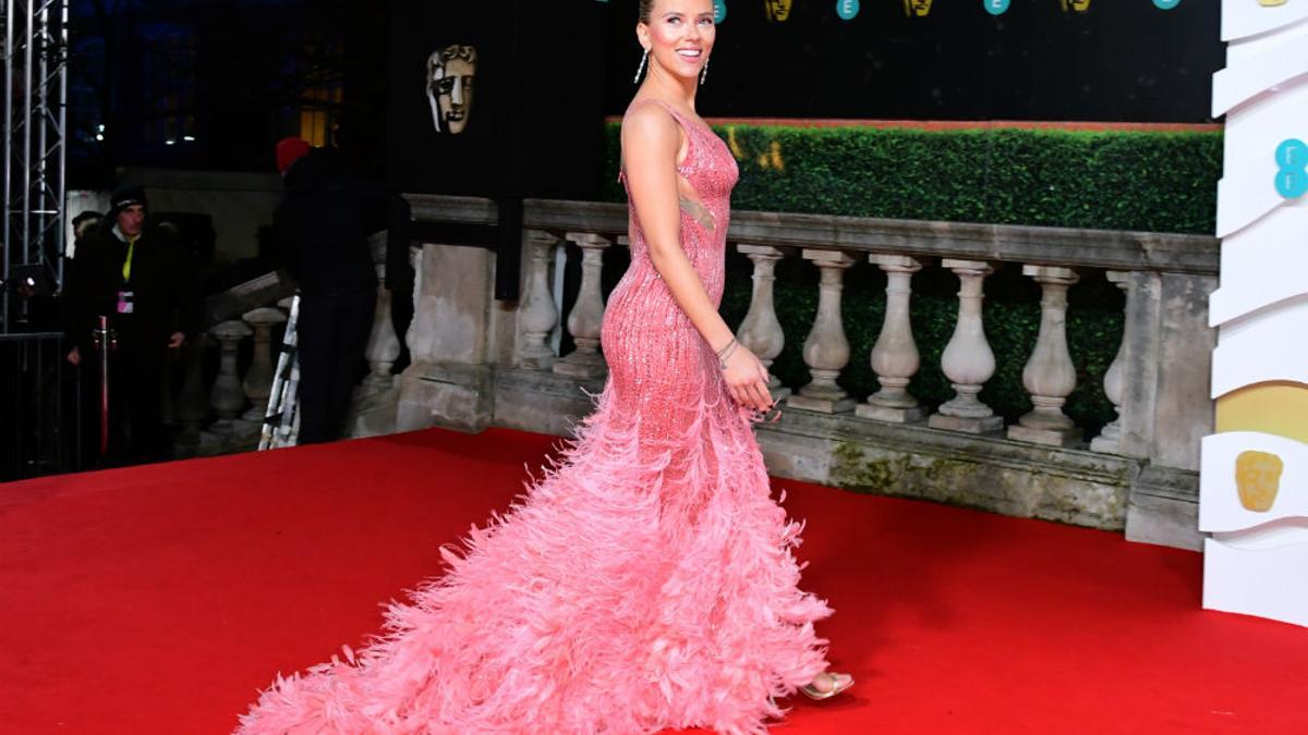 Scarlett Johansson con vestido rosa de Atelier Versace