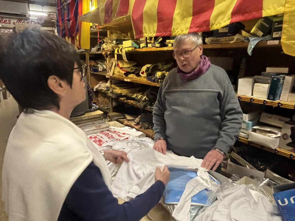 Marcel·lí Valls atenent una clienta en una de les últimes jornades d’activitat de la botiga