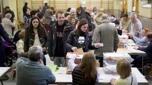 Un colegio electoral, en Barcelona, durante el 20-D.