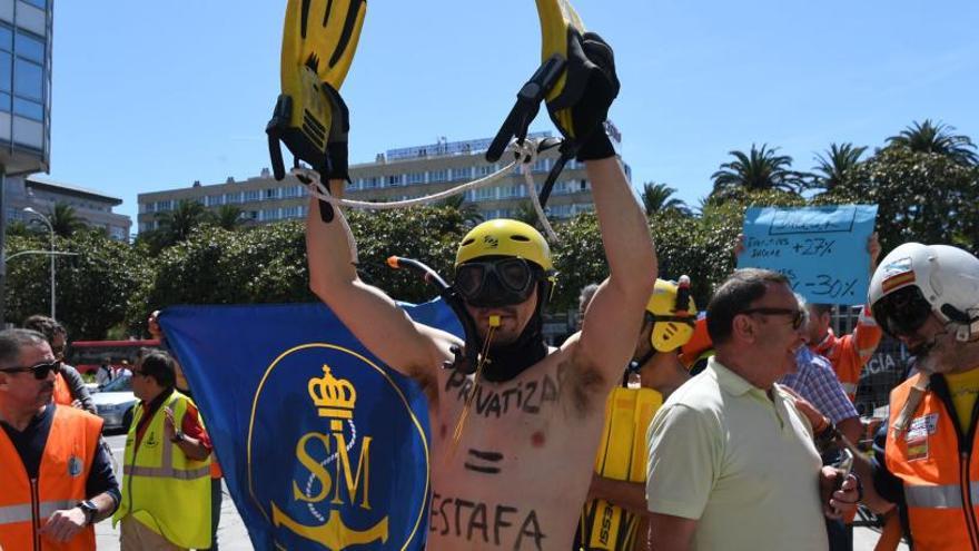 Imagen tomada en el Obelisco de la protesta iniciada en mayo por el personal de Salvamento Marítimo.