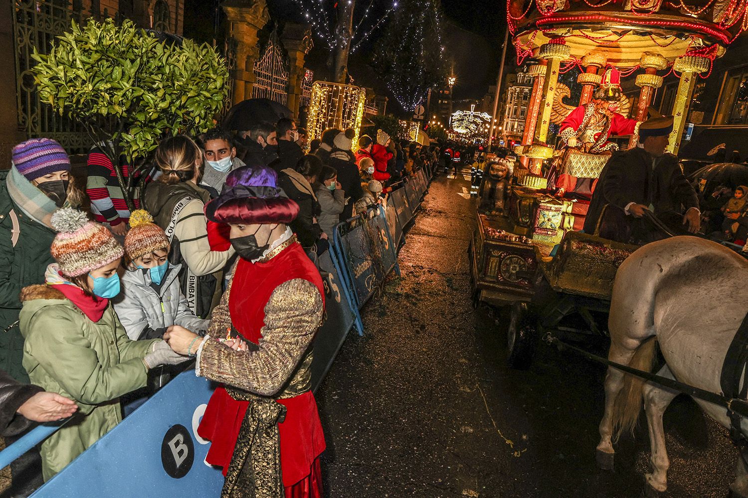 En imágenes: La cabalgata de los Reyes Magos en Oviedo