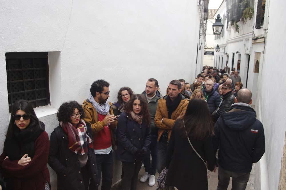 Un puente de selfies y colas