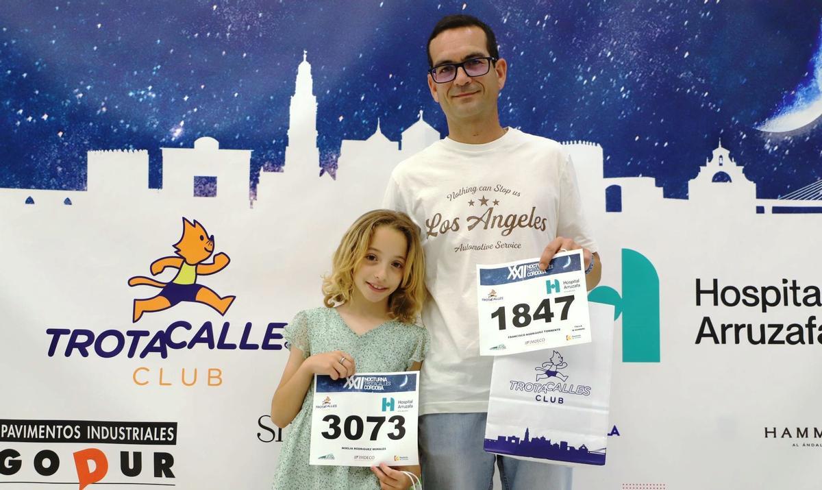 Dos atletas, con su dorsal.