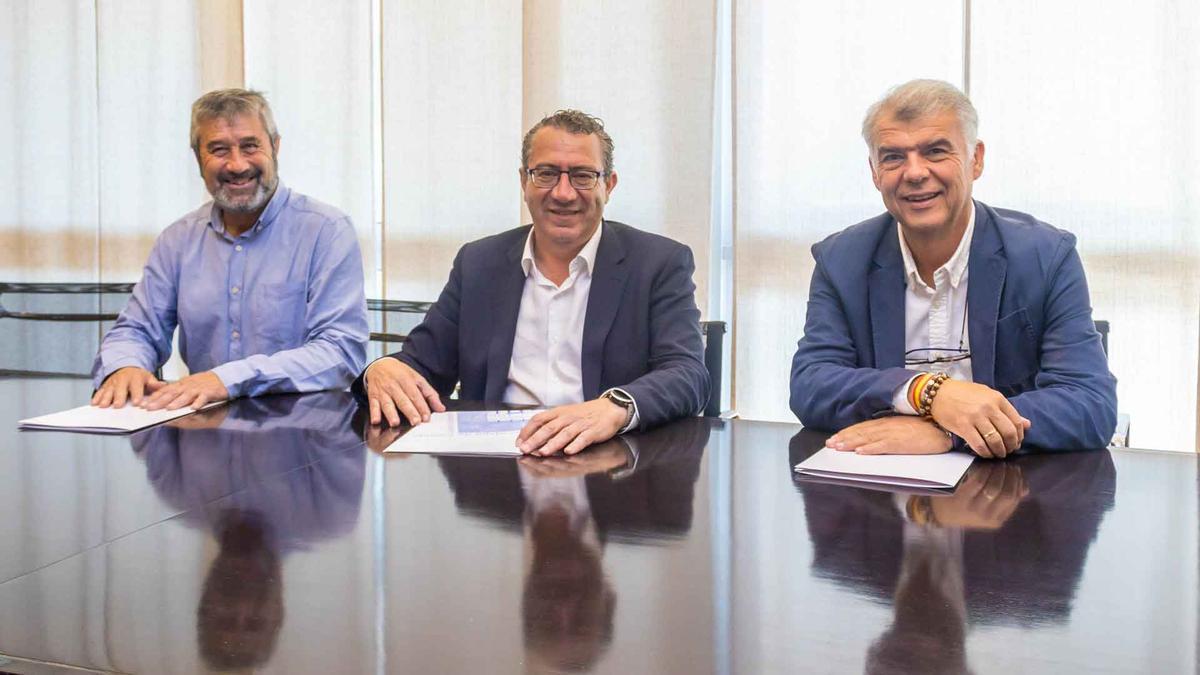 El alcalde de Benidorm, entre el presidente de la Comisión y el edil de Fiestas, ultimando el acto donde se estrenará el nuevo auditorio del Centro Cultural.