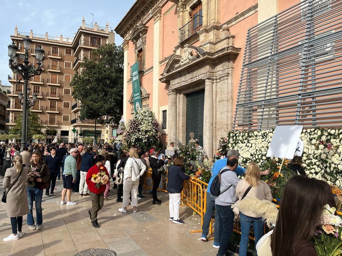 Esprint final para ver el manto de la Virgen y 'llevarse' a casa algunos ramos antes de que los retiren