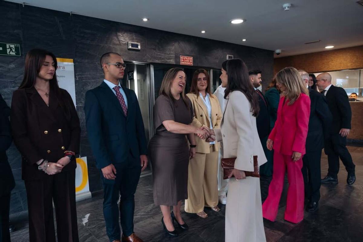 Dos jóvenes del programa Talento Joven de Lanzarote participan en un acto con la reina Letizia