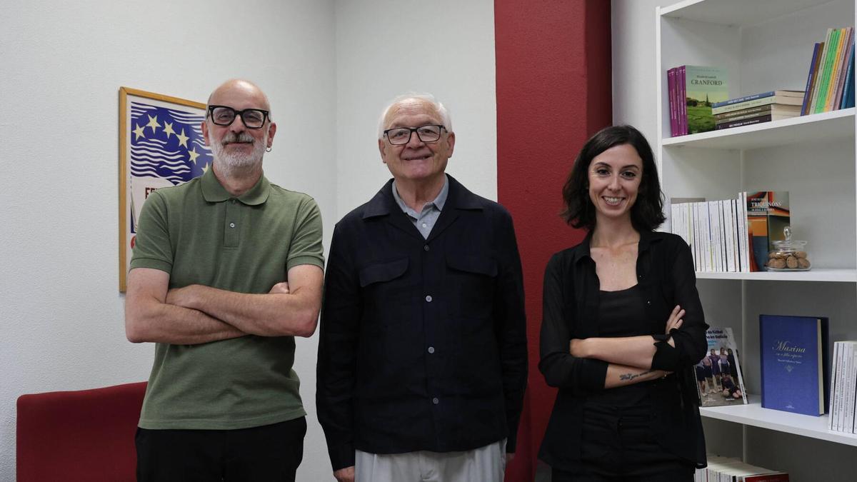 De esquerda a dereita, o director de Galaxia, Marcos Calveiro; o presidente da editora, Antón Vidal, e a directora de Edicións, Tamara Andrés, na presentación das novas oficinas en Vigo o pasado mes de xullo.