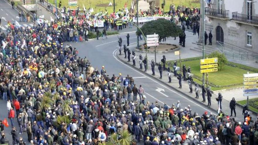 Trabajadores de Navantia en Ferrolterra, ayer delante de la Delegación del Gobierno en A Coruña. / c. pardellas