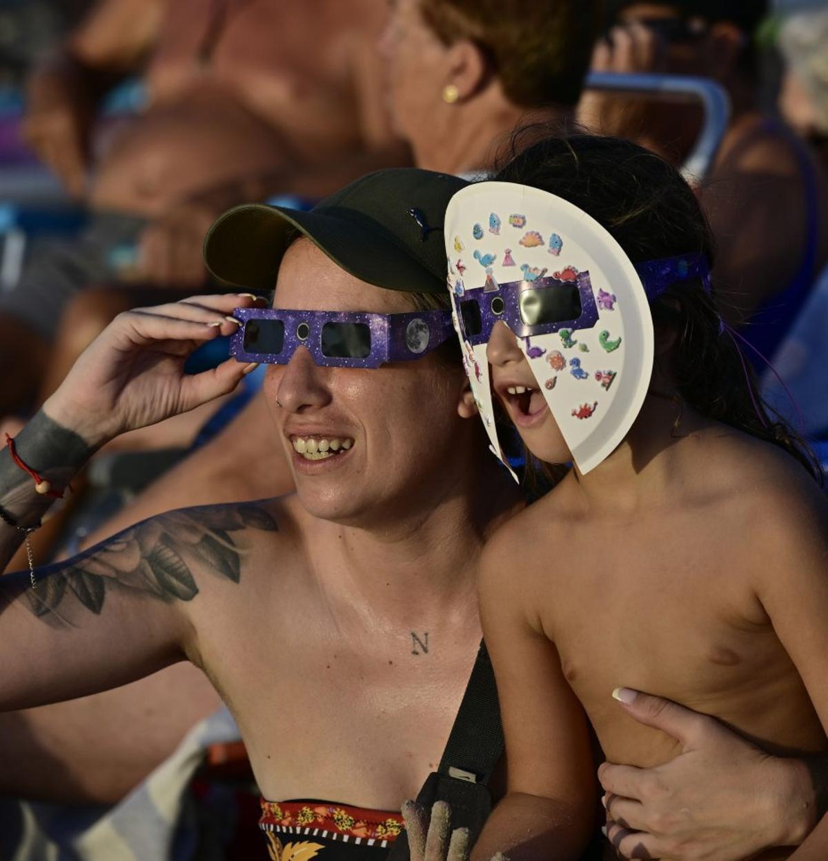 Unes 60.000 persones emmudeixen mirant des de la platja de Palma