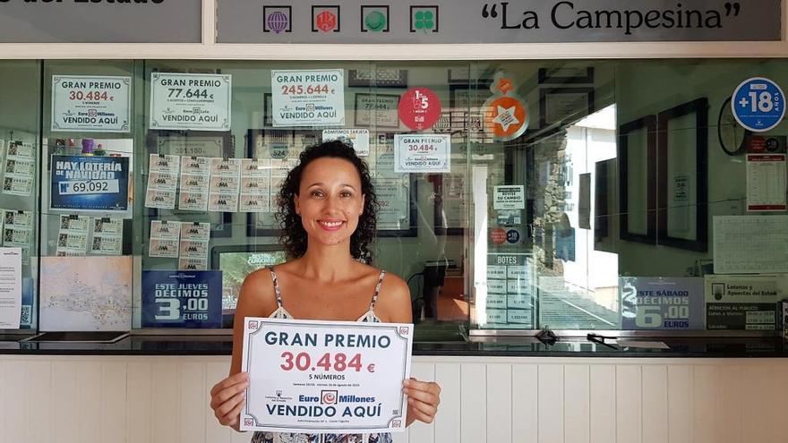 Carolina Aparicio, hoy, en Costa Teguise, con el cartel del premio de Euromillones.