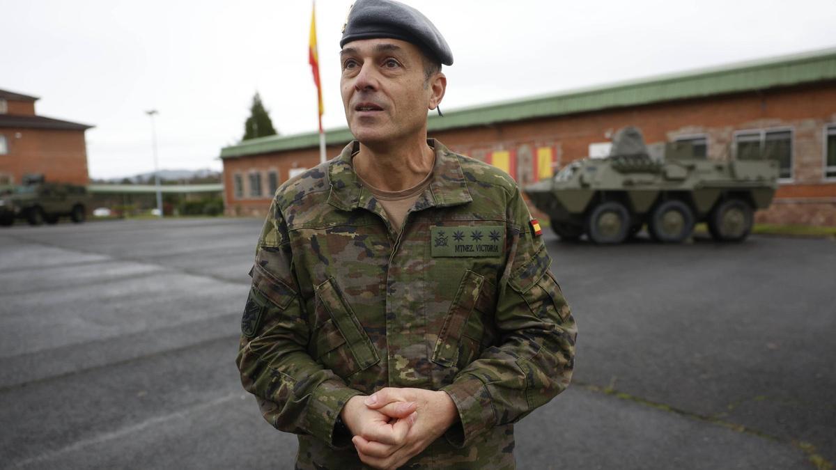 El coronel Martínez Victoria, con un BMR al fondo.