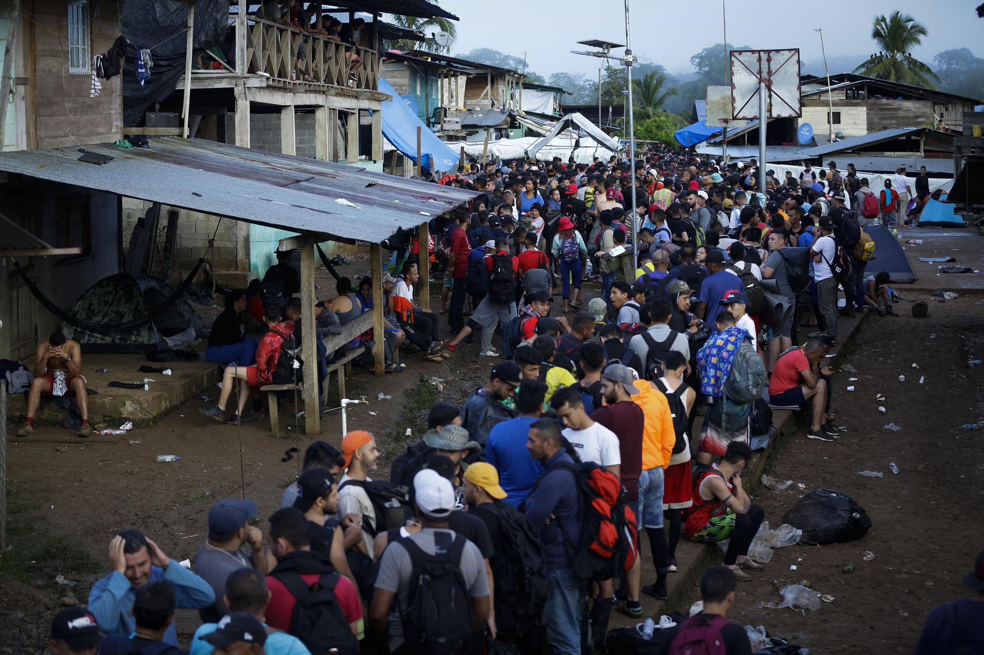 Migrantes hacen fila para ser enviados a una estación de recepción migratoria (ERM) de San Vicente en Metetí, en Bajo Chiquito (Panamá), el primer pueblo al que llegan los migrantes irregulares tras atravesar el Tapón del Darién.