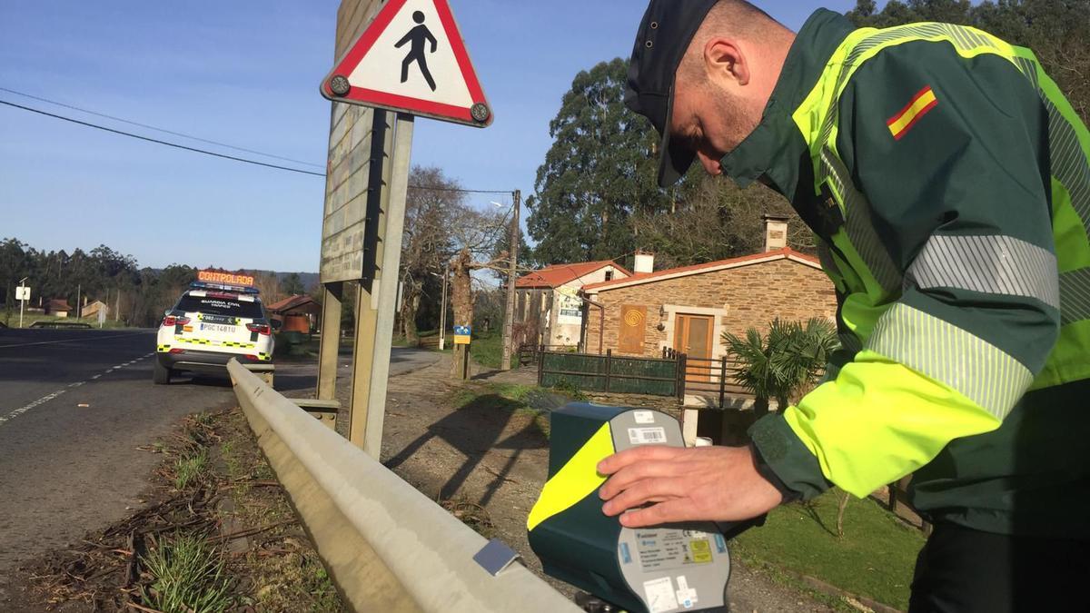 Un agente de la Guardia Civil coloca un veloláser