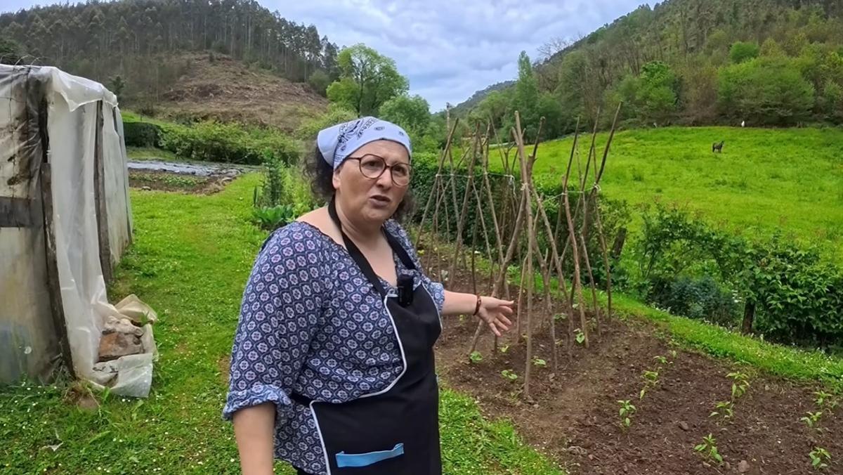 Tere cultiva sus propios alimentos, en su huerto.