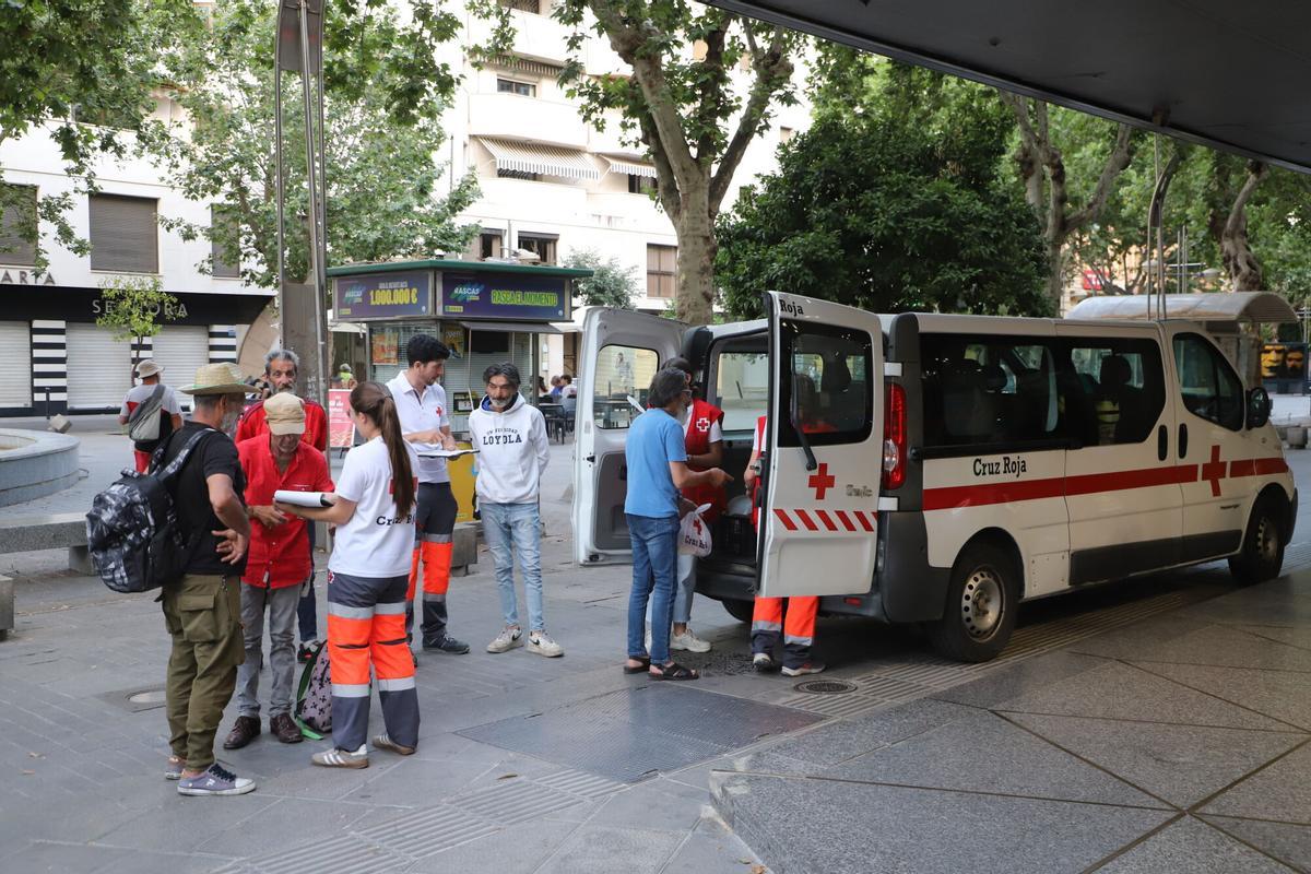 Arriba, Rafael Muñoz, gazpacho en mano, conversa con CÓRDOBA sobre su situación. Debajo, las voluntarias de Cruz Roja atienden a los usuarios del punto de la Plaza de Andalucía. Bajo estas líneas, una de las zonas donde más personas sin hogar se concentra es el bulevar del Gran Capitán