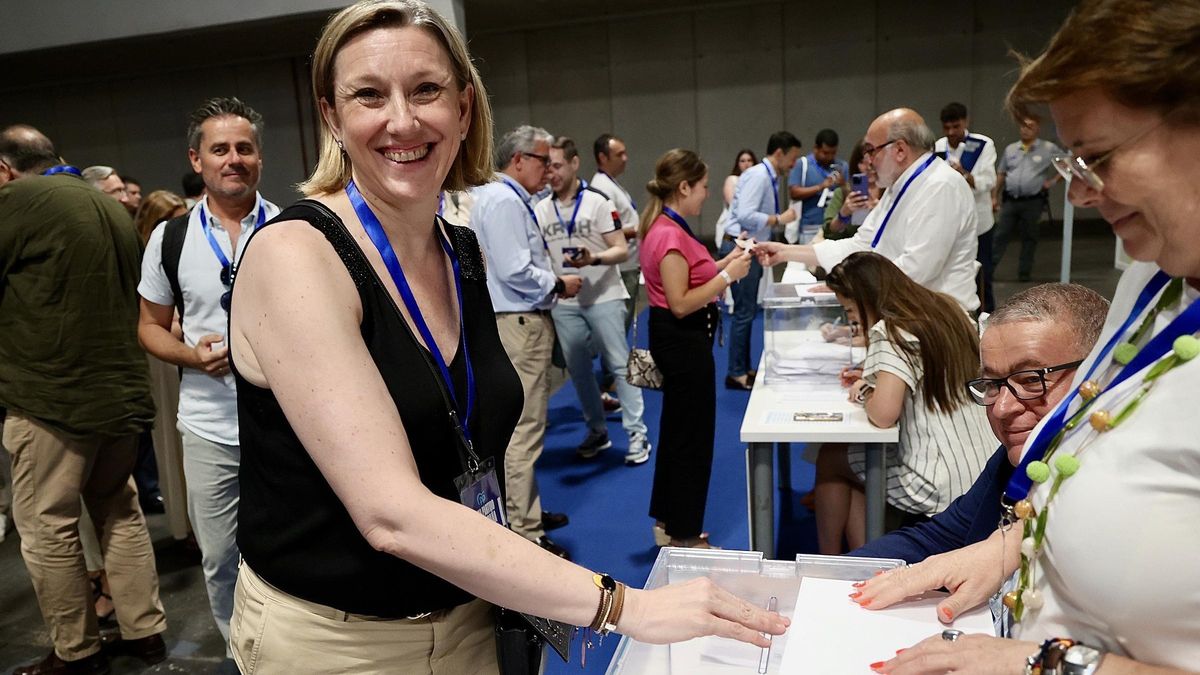 La zamorana Isabel Blanco, en el momento de votar la elección del presidente del Partido Popular.