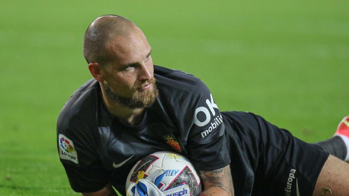 Rajkovic sujeta el balón en el suelo durante el encuentro disputado en Mestalla ante el Valencia.