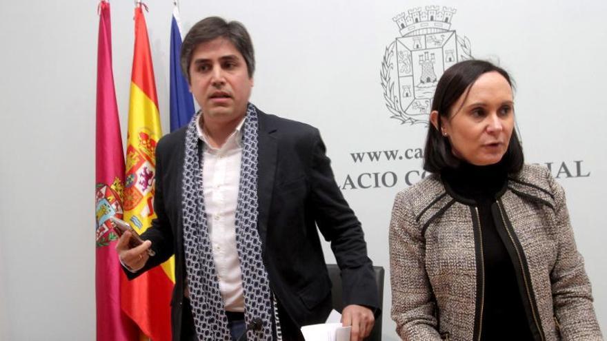 El presidente de MC, Jesús Giménez, y la edil Isabel García, en una rueda de prensa esta mañana.