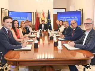 Tres licenciadas en Periodismo por la UCAM en el Consejo de Gobierno