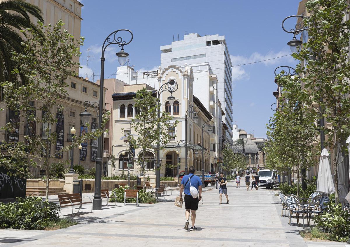 Imagen de la avenida Constitución, donde las sombras son casi inexistentes tras su peatonalización