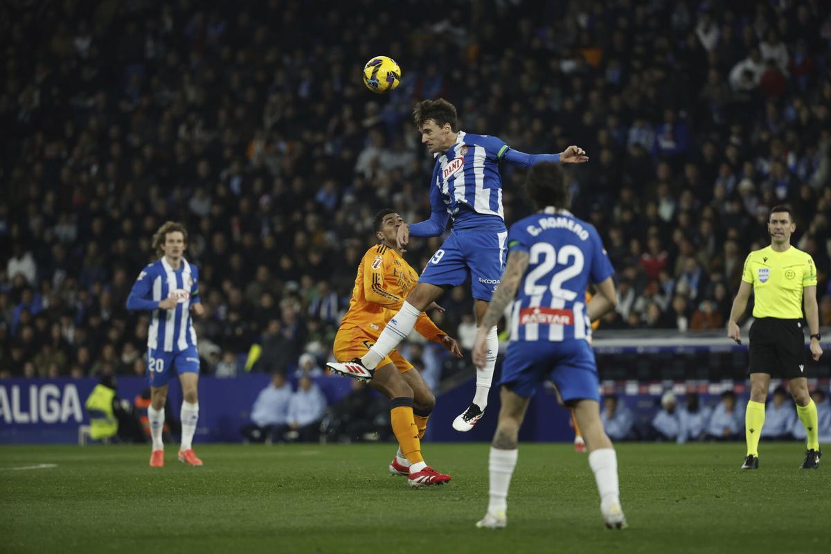 Espanyols Urko Gonzalez, centre, jumps above Real Madrids Jude Bellingham, 2nd left, during a Spanish La Liga soccer match between Espanyol and Real Madrid at the Lluis Companys Olympic Stadium in Barcelona, Spain, Saturday Feb.1, 2025. (AP Photo/Joan Monfort) Associated Press/LaPresse. EDITORIAL USE ONLY/ONLY ITALY AND SPAIN