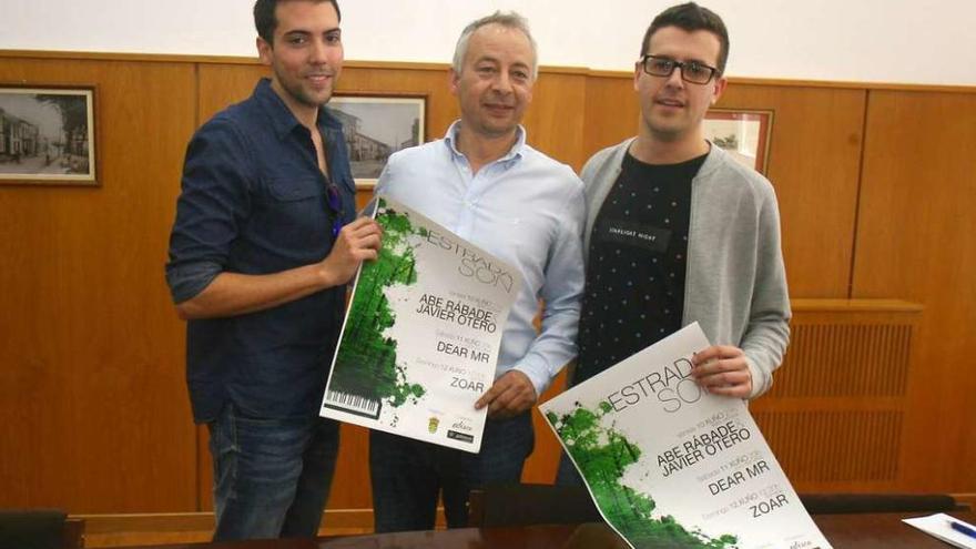 Héctor Martínez, Juan Constenla y Javier Otero, ayer, con el cartel de A Estrada Son. // Bernabé / Víctor Espiño