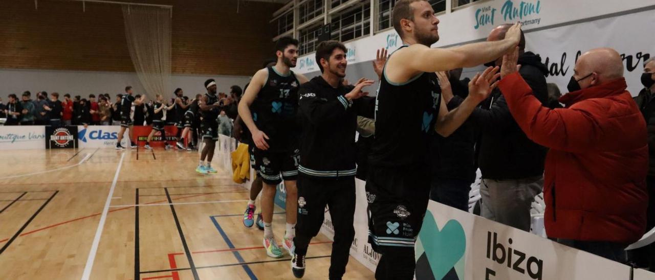 El CB Sant Antoni saludando a su afición al término de un partido. | CB S.A.