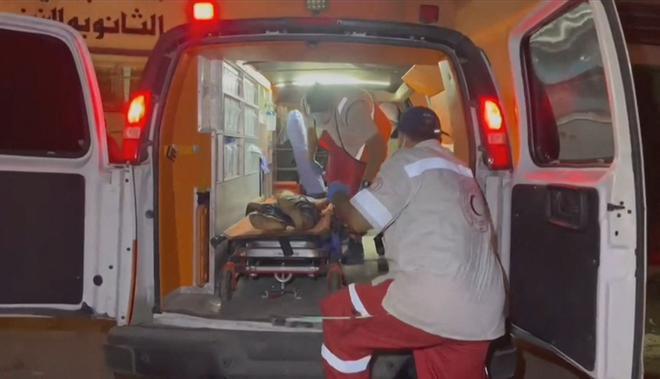 Una ambulancia destruida por ataque israelí frente al hospital Al-Shifa en la ciudad de Gaza