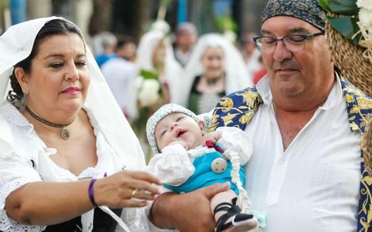 La Virgen se cubre de claveles