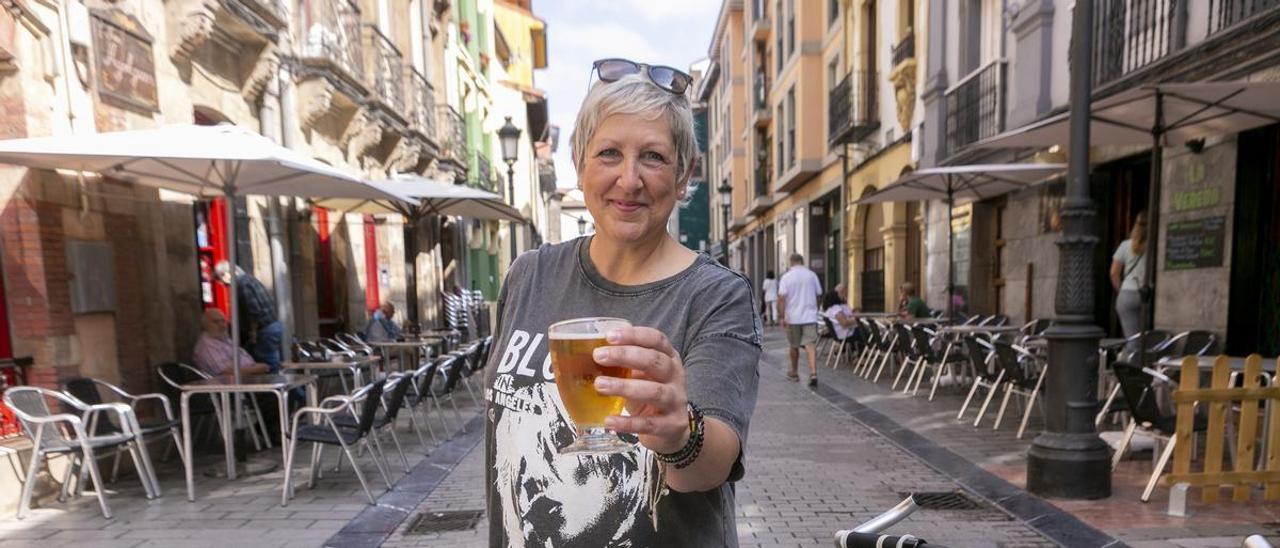 Marisol Delgado, caña en mano y con la bici por la que se mueve en Avilés, posa para LA NUEVA ESPAÑA en el barrio de Sabugo. | María Fuentes