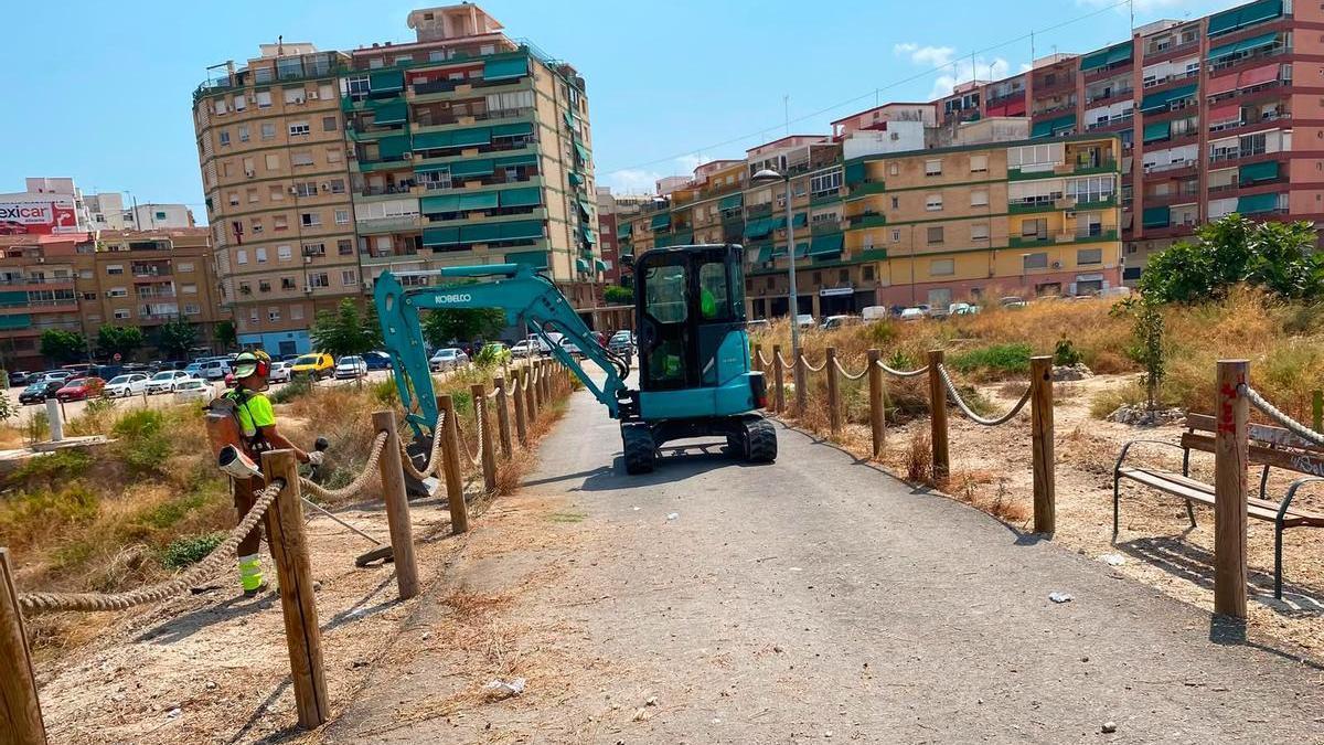 El Gobierno inicia los trabajos de limpieza en la zona del futuro Parque Central de Alicante prometida a los vecinos