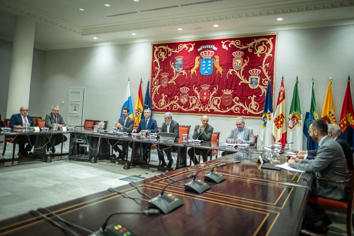 El presidente de Canarias, Fernando Clavijo Batlle, se reúne con los portavoces parlamentarios para valorar las medidas que puede impulsar el Gobierno de Canarias para hacer frente a las consecuencias que la guerra en Oriente Medio está generando en el Archipiélago; así como analizar las acciones aprobadas por el Gobierno de España y su incidencia en las islas