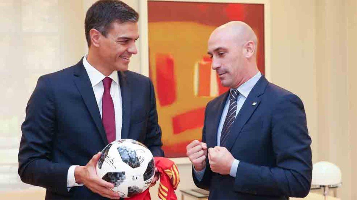 Pedro Sánchez, junto a Luis Rubiales, presidente de la RFEF